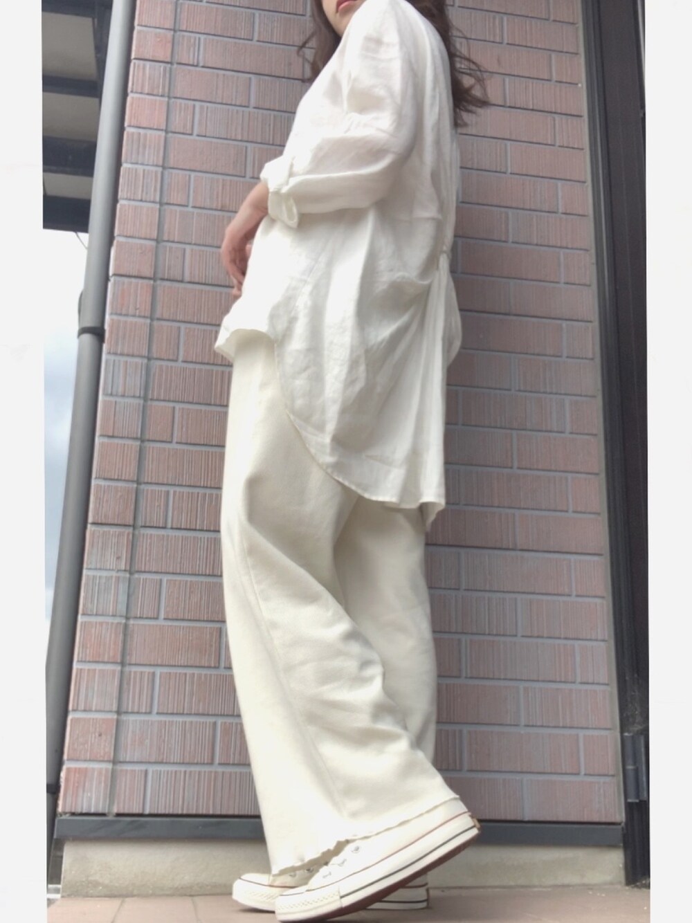 「シンプルコーデ、休日スタイル、オールホワイト、春コーデ、ワッフルパンツ、ワッフル、ゆるコーデ、converse、スニーカー、白」｜「NANO universeのアイテム（シャツ/ブラウス、ホワイト系）」を使った、a y a さん（レディース・157cm）の冬コーディネートの1枚目の写真