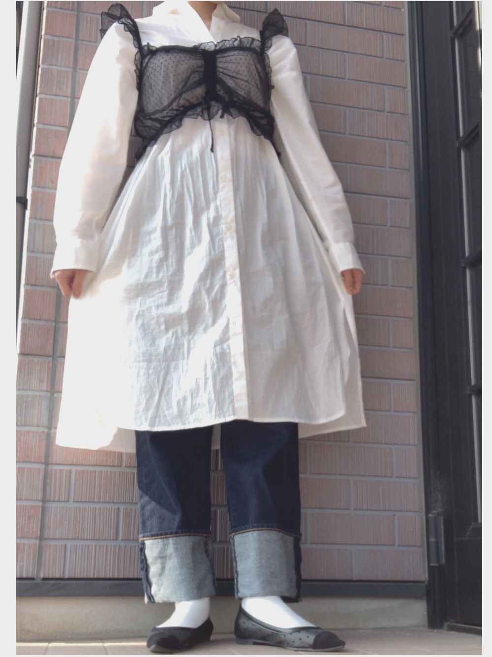 「プチプラ、春コーデ、デニムパンツ、ラクチンコーデ、シャツワンピ、バレエシューズ、レイヤードスタイル、ビスチェ、モノトーン、ワンピース」｜「one after another NICE CLAUPのドットチュール ビスチェ＋Tシャツ（アンサンブル、ブラック系）」を使った、a y a さん（レディース・157cm）の春コーディネートの1枚目の写真
