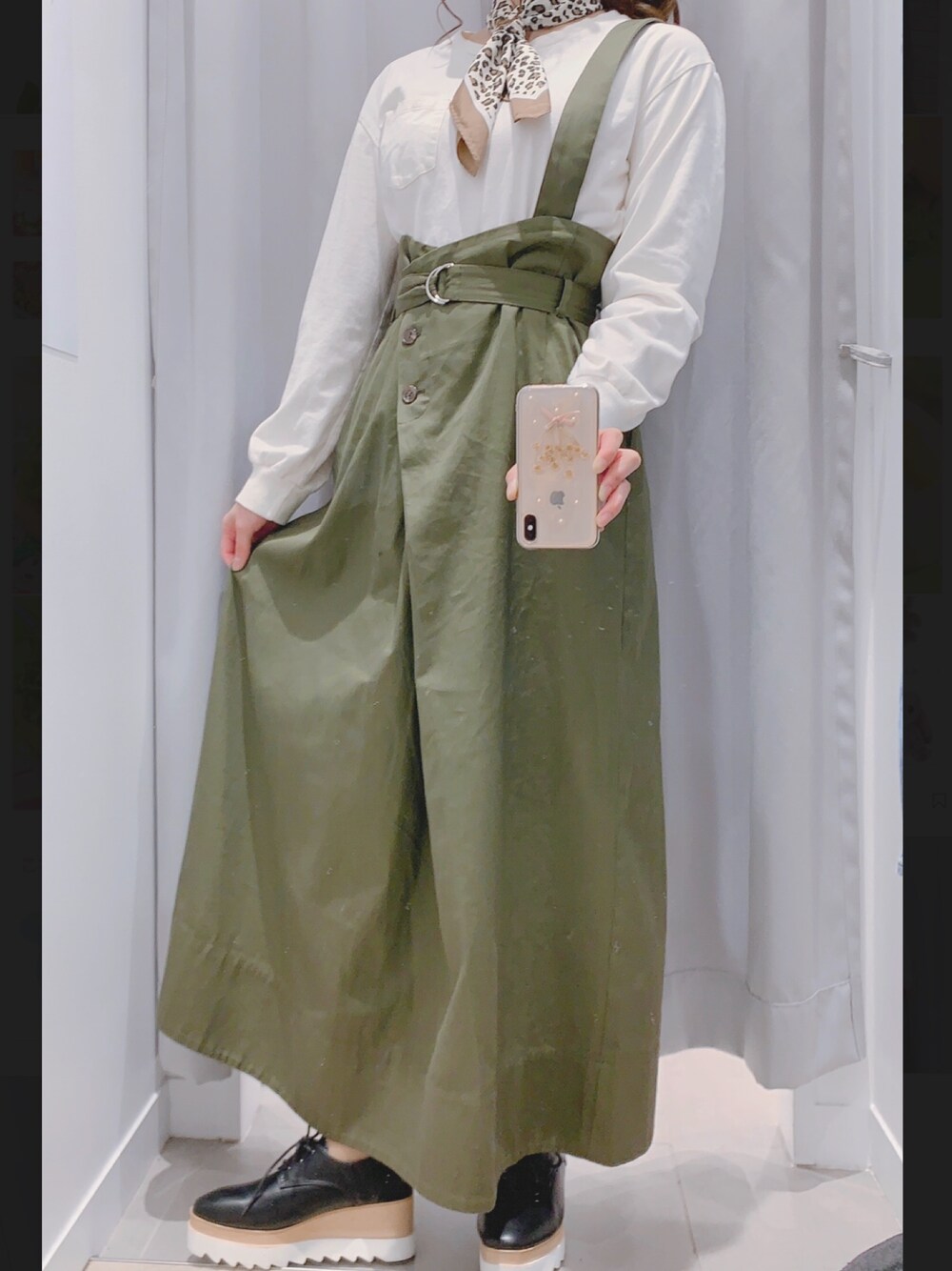 「シンプル、大人コーデ、ロングスカート、しまむら、サスペンダー、ワンショルダー、春色、オックスフォード、プラットフォーム」｜「Green　Parksの・ポケット付ビッグロンT（Tシャツ/カットソー、ホワイト系）」を使った、a y a さん（レディース・157cm）の春コーディネートの1枚目の写真