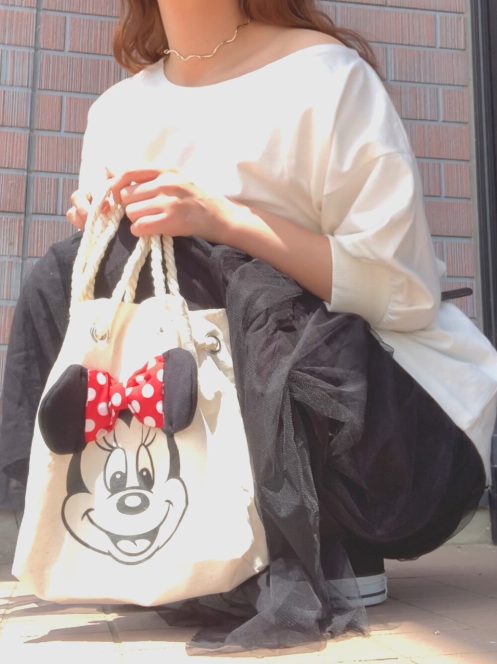 「春夏コーデ、大人カジュアル、シンプル、楽チンコーデ、おしゃれさんと繋がりたい、休日スタイル、スニーカーコーデ、ゆるコーデ、ディズニー、ワンショルダー」｜「one after another NICE CLAUPのワンショルダー２wayトップス（Tシャツ/カットソー、ホワイト系）」を使った、a y a さん（レディース・157cm）の春コーディネートの1枚目の写真