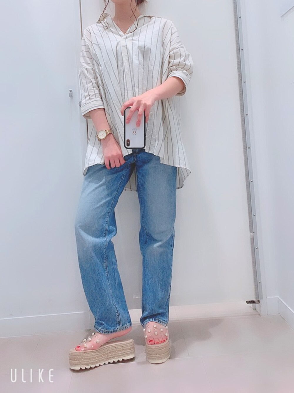 「夏コーデ、大人カジュアル、ラフ、カジュアルコーデ、サンダル、プチプラコーデ、バックリボン、クリアサンダル、ハイウエストストレートジーンズ、爽やかコーデ」｜「earth music&ecologyのバックレースアップスキッパーシャツ 〇（シャツ/ブラウス、その他）」を使った、a y a さん（レディース・157cm）の夏コーディネートの1枚目の写真