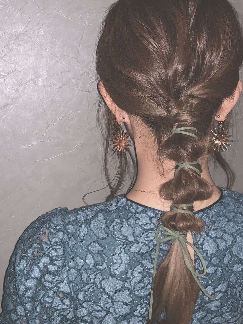 「結婚式、お呼ばれスタイル、たまねぎヘアー、ヘアアレンジ、パーティースタイル、大人コーデ、ワンピース」｜「LILY BROWNのカシュクールレースワンピース（ワンピース、グリーン系）」を使った、a y a さん（レディース・157cm）の秋コーディネートの1枚目の写真
