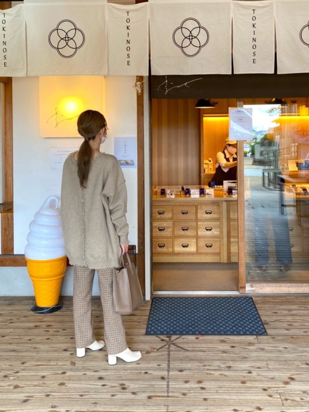 「秋冬コーデ、シンプルコーデ、大人カジュアル、パンツスタイル、きれいめカジュアル、足袋ブーツ、チェックパンツ、カーディガン、ブラウン、ワントーンコーデ」｜「LILY BROWNのチェック柄マニッシュパンツ（その他パンツ、ブラウン系）」を使った、a y a さん（レディース・157cm）の秋コーディネートの1枚目の写真