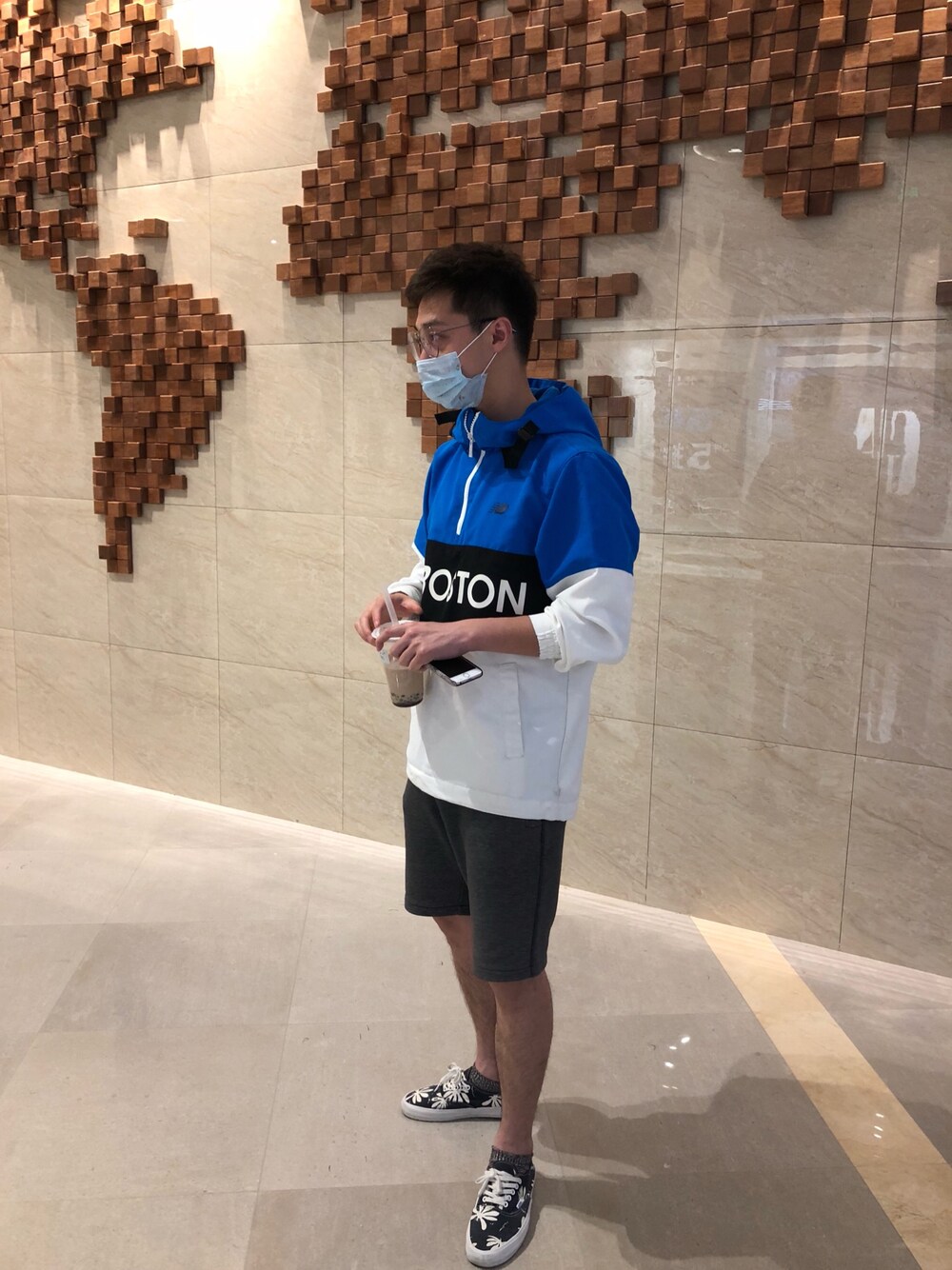 「NEW BALANCEのアイテム（ジャケット/アウター、ホワイト系）」を使った、Karaf-Steveさん（メンズ・180cm）の春コーディネートの1枚目の写真