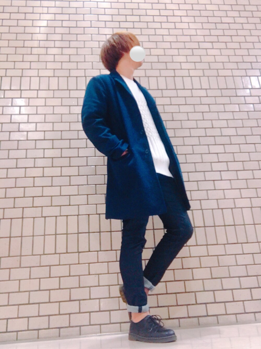 「きれいめカジュアル、冬コーデ、UNIQLO、ニット、白ニット、チェスターコート、プチプラ、おしゃれさんと繋がりたい、デニム、革靴」｜「Burnerの【GISELeHOMME】チェスターコート（チェスターコート、ブルー系）」を使った、kinocoさん（メンズ・175cm）の冬コーディネートの1枚目の写真