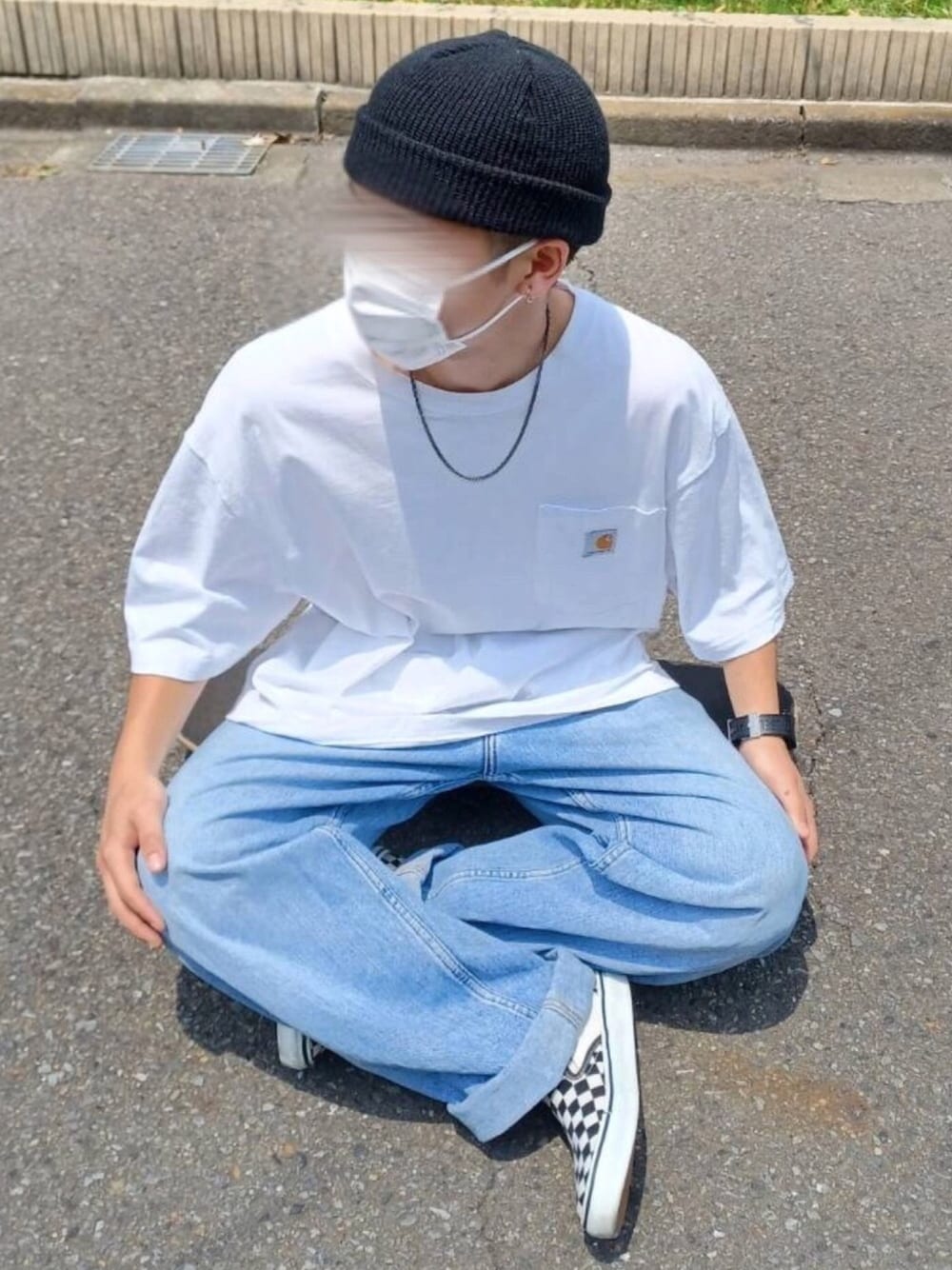 「低身長コーデ、カーハート、ビーニー、デニムパンツ、古着コーデ、スリッポン、VANS、白Tシャツ、スケータースタイル、ストリート」｜「Carharttのcarhartt(カーハート) ビッグシルエット ポケット半袖 ロゴ Tシャツ Workwear Pocket 1/2 Sleeve T-Shirts（Tシャツ/カットソー、ホワイト系）」を使った、TOMO U160さん（メンズ・155cm）の夏コーディネートの1枚目の写真