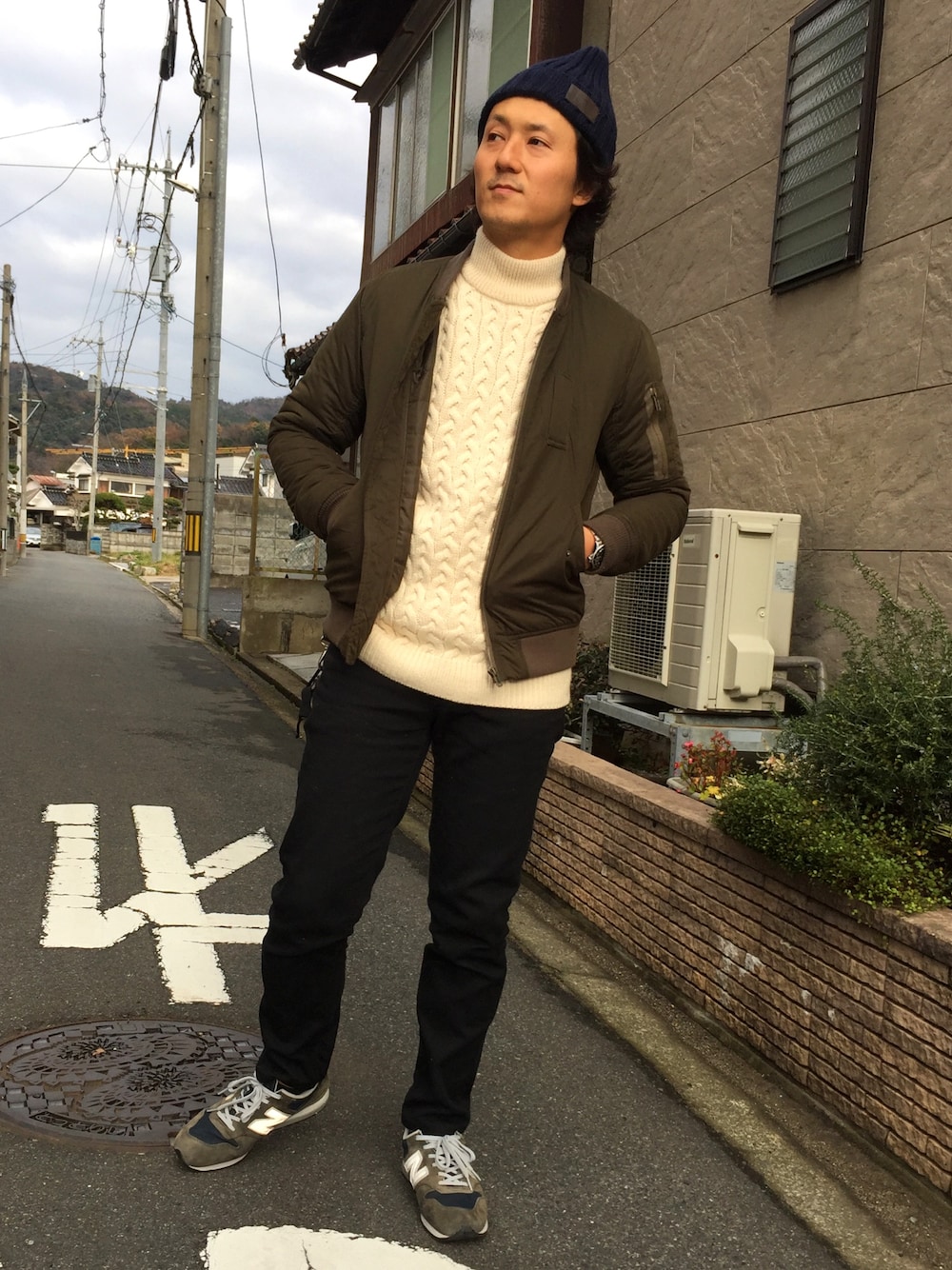 「冬、ケーブルニット、MA-1、ニューバランス996、黒スキニー、休日スタイル、カジュアルコーデ、白、カーキ、タートルネック」｜「しまむらのアイテム（ミリタリージャケット、グリーン系）」を使った、yosukeさん（メンズ・171cm）の冬コーディネートの1枚目の写真