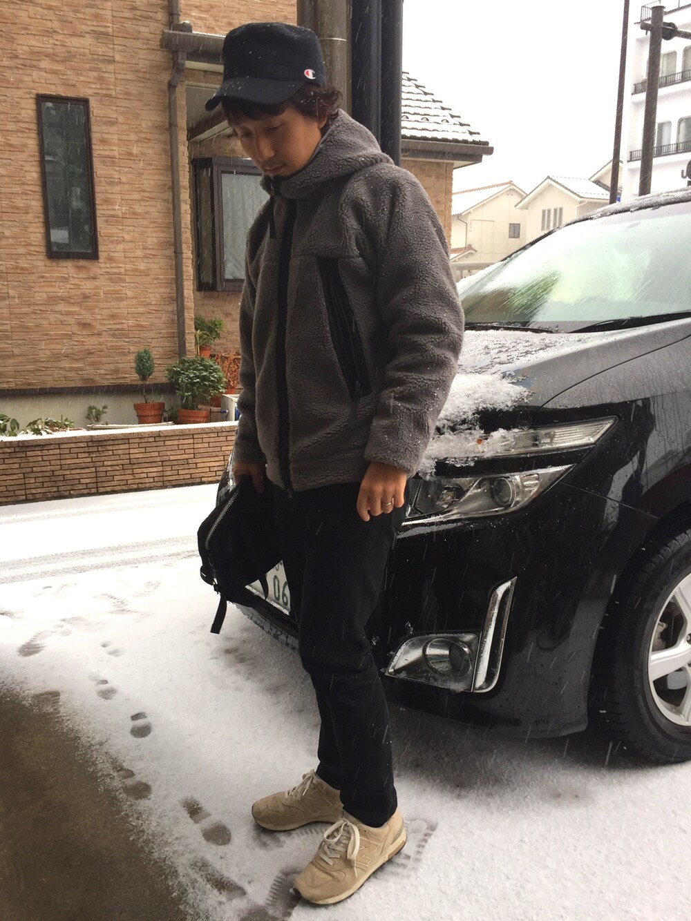 「シンプルコーデ、フリース、HOUSTON、モノクロ、黒スキニー、黒、オトナカジュアル、雪、冬、デニム」｜「HOUSTONのアイテム（その他トップス、グレー系）」を使った、yosukeさん（メンズ・171cm）の冬コーディネートの1枚目の写真