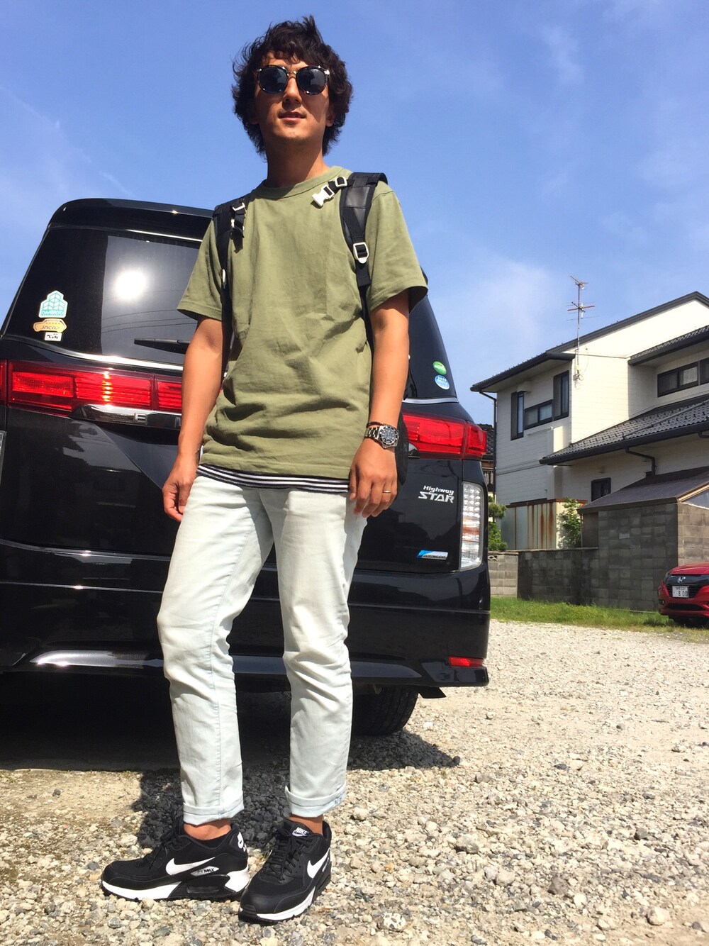 「肌ウーノ、シンプルコーデ、休日スタイル、Tシャツ、レイヤードスタイル、ユニクロ、UNIQLO、エアマックス90、カーキ、白黒」｜「UUのアイテム（Tシャツ/カットソー、グリーン系）」を使った、yosukeさん（メンズ・171cm）の春コーディネートの1枚目の写真