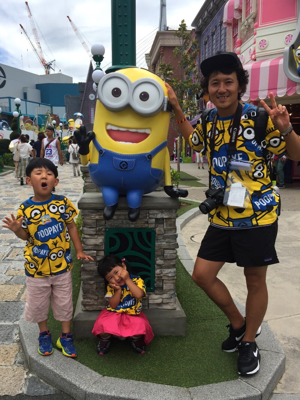 「ショーツ、USJ、ミニオン、親子コーデ、地震、エアマックス90、大阪、おそろいコーデ、休日コーデ、オトナカジュアル」｜「patagoniaのアイテム（パンツ、ブラック系）」を使った、yosukeさん（メンズ・171cm）の夏コーディネートの1枚目の写真