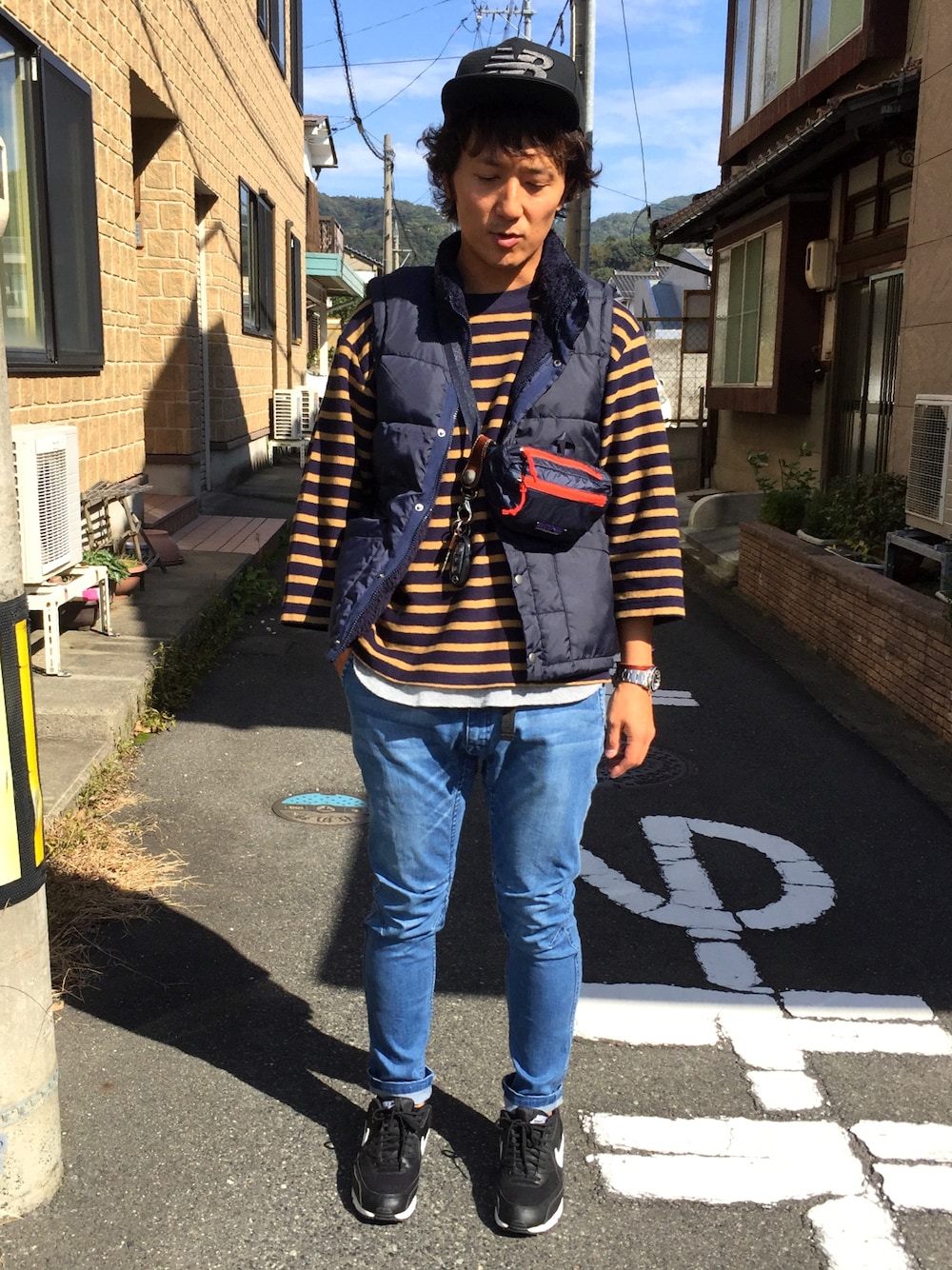 「秋コーデ、休日スタイル、スキニー、ボーダー、ベスト、キャップ、ボア、coen、リバーシブル、patagonia」｜「NEW BALANCEのアイテム（キャップ、ブラック系）」を使った、yosukeさん（メンズ・171cm）の秋コーディネートの1枚目の写真