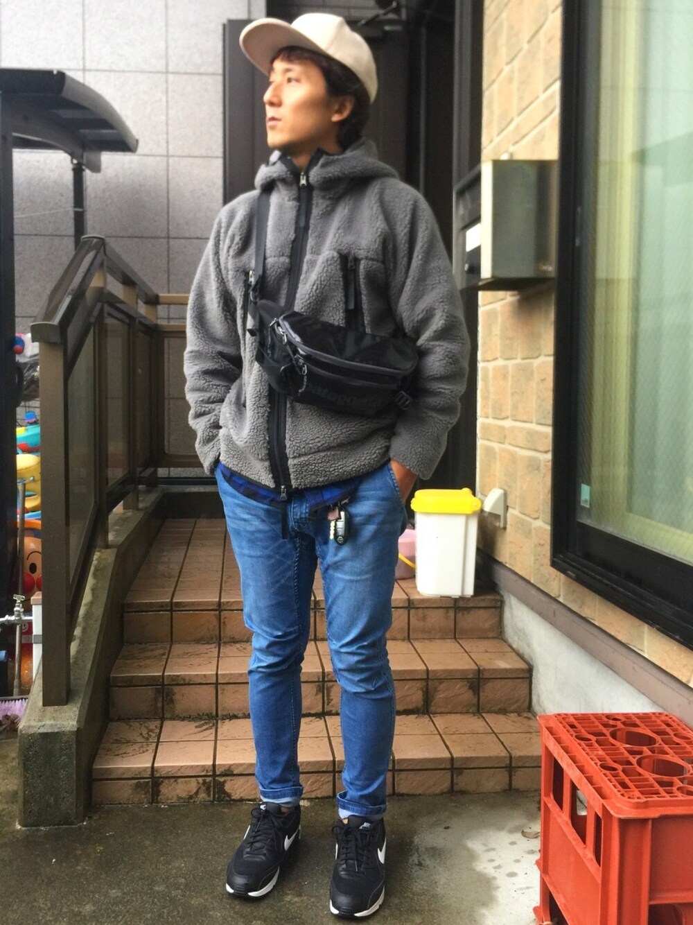 「ラフ、冬コーデ、デニム、ボアフリース、もこもこ、グレー、patagonia、ウエストポーチ、キャップ、HOUSTON」｜「HOUSTONのアイテム（その他トップス、グレー系）」を使った、yosukeさん（メンズ・171cm）の秋コーディネートの1枚目の写真