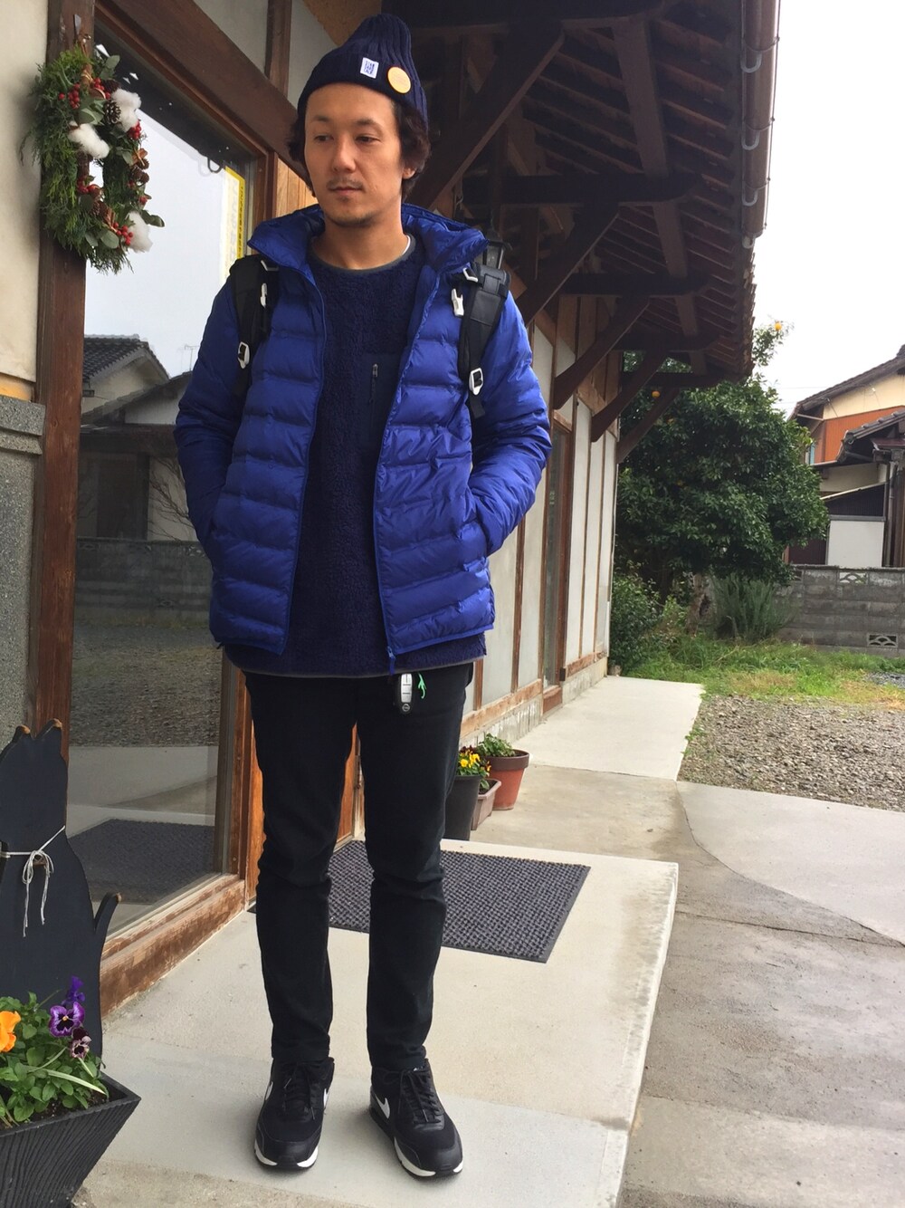 「冬、ユニクロ、ウルトラライトダウン、patagonia、フリース、ニット帽、バックパック、ニクソン(NIXON)、エアーマックス 90、青」｜「UNIQLOのアイテム（ダウンジャケット/コート、ブルー系）」を使った、yosukeさん（メンズ・171cm）の冬コーディネートの1枚目の写真