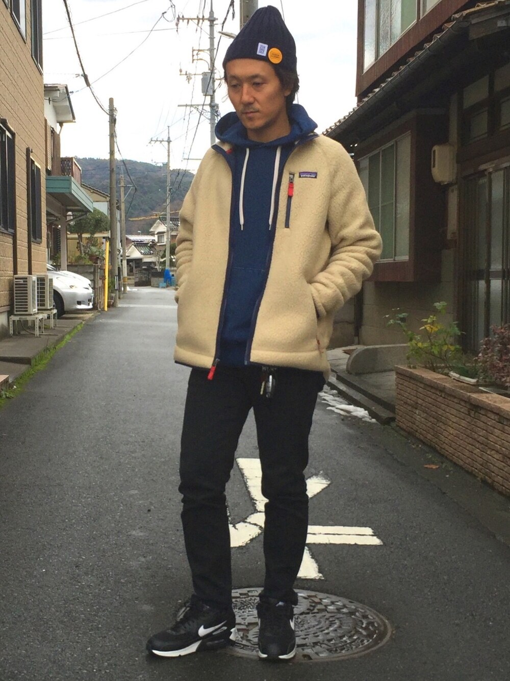 「シンプル、冬コーデ、スキニーデニム、スニーカー、patagonia、チャンピオン、フリース、パーカー、インディゴ、クロスキニー」｜「patagoniaのアイテム（ジャケット/アウター、ホワイト系）」を使った、yosukeさん（メンズ・171cm）の冬コーディネートの1枚目の写真