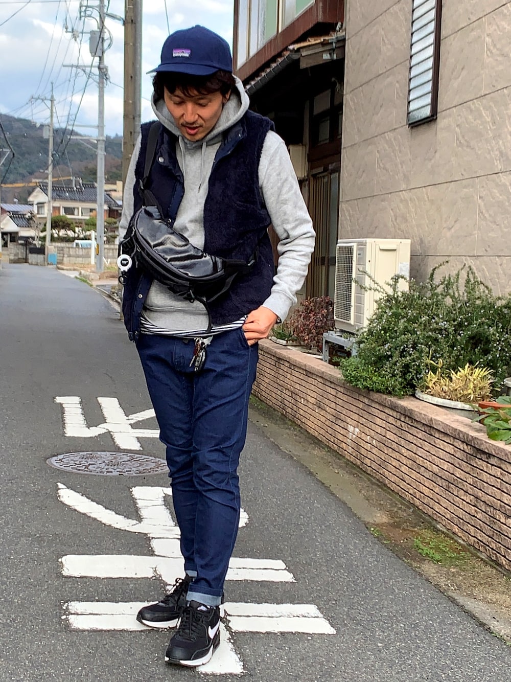 「patagonia、キャップ、ウェストポーチ、ベスト、もこもこ、パーカー、休日スタイル、スニーカー、ボア、プチプラコーデ」｜「patagoniaのアイテム（キャップ、ブルー系）」を使った、yosukeさん（メンズ・171cm）の冬コーディネートの1枚目の写真