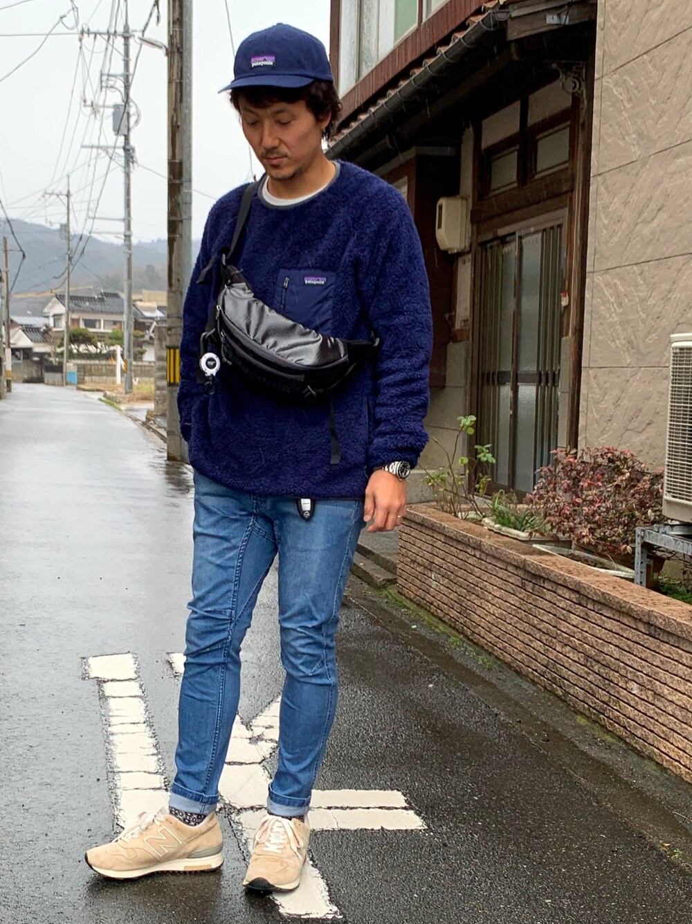 「シンプル、デニム、ワントーンコーデ、ネイビー、patagonia、フリース、キャップ、UNIQLO、冬コーデ、ニューバランス1400」｜「patagoniaのアイテム（キャップ、ブルー系）」を使った、yosukeさん（メンズ・171cm）の冬コーディネートの1枚目の写真