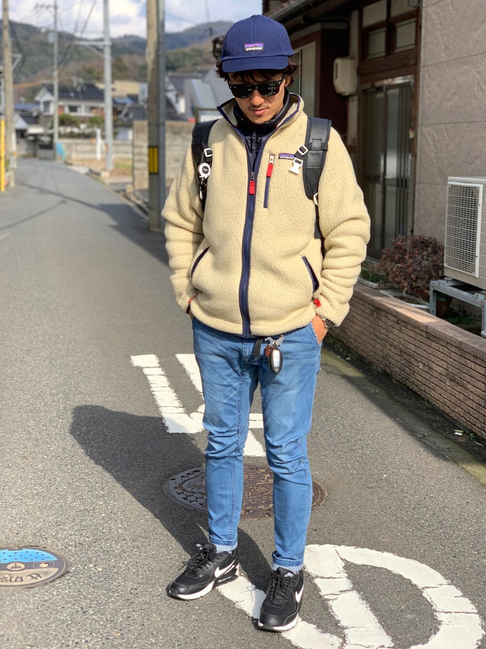 「冬コーデ、スニーカー、ビックシルエット、デニムパンツ、patagonia、キャップ、フリース、ボア、サングラス、バックパック」｜「NIKEのアイテム（スニーカー、ブラック系）」を使った、yosukeさん（メンズ・171cm）の冬コーディネートの1枚目の写真