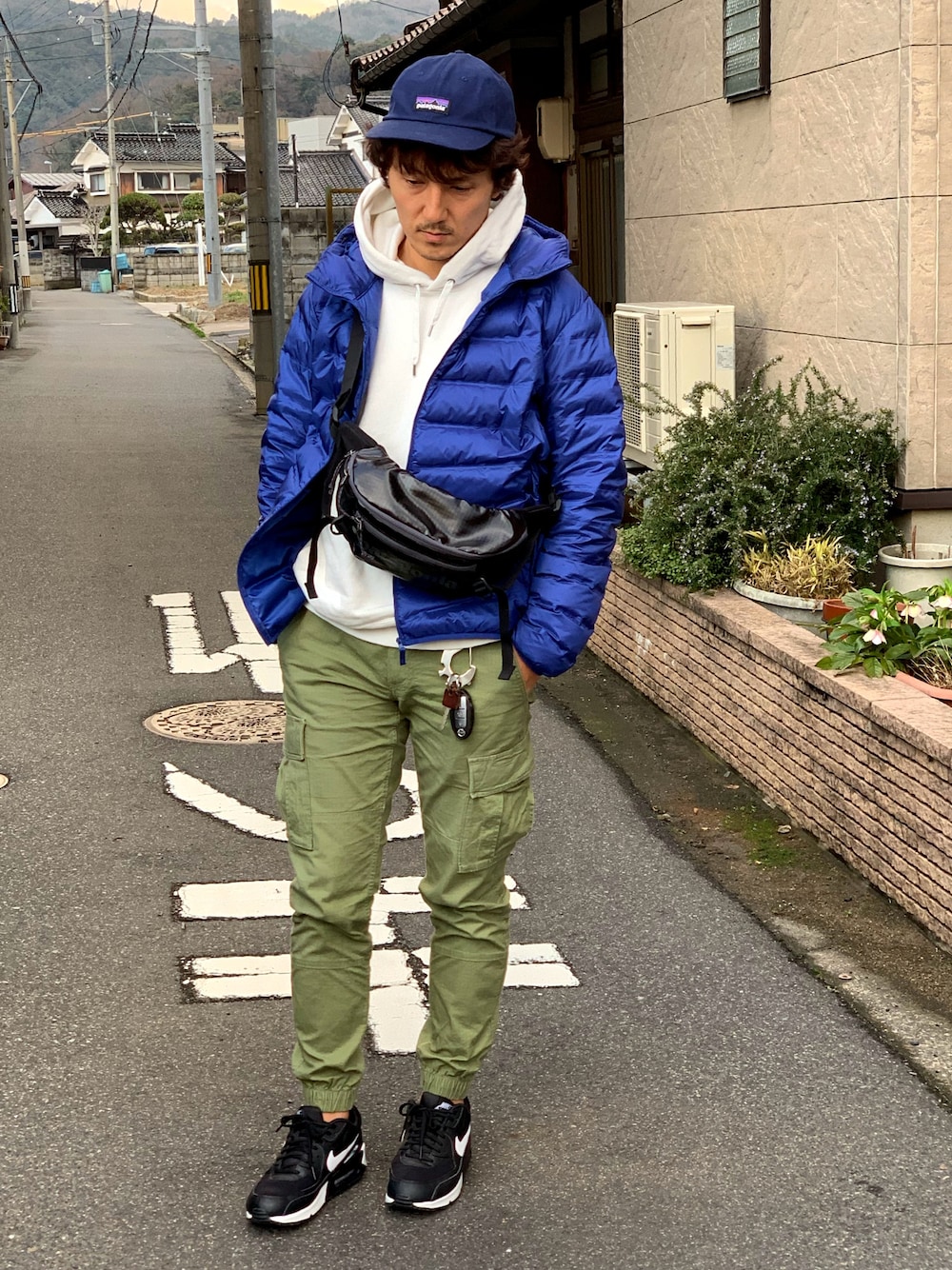 「レイヤードstyle、スニーカー、UNIQLO、プチプラコーデ、パーカー、白、キャップ、patagonia、ウルトラライトダウン、青」｜「patagoniaのアイテム（キャップ、ブルー系）」を使った、yosukeさん（メンズ・171cm）の冬コーディネートの1枚目の写真