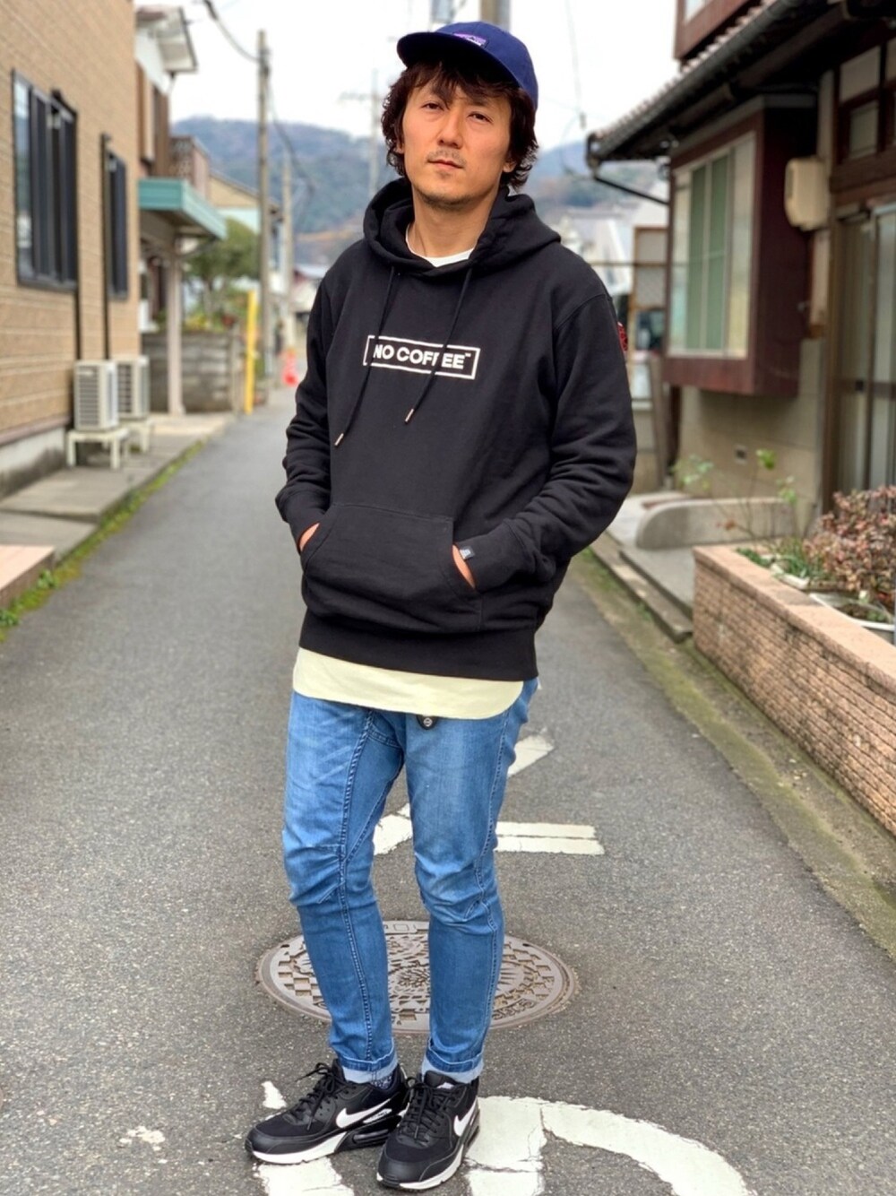「オトナカジュアル、春、ラフ、黒、パーカー、グローバルワーク(GLOBAL WORK)、キャップ、patagonia、ジーンズ、きれいめカジュアル」｜「GLOBAL WORKのアイテム（パーカー、ブラック系）」を使った、yosukeさん（メンズ・171cm）の春コーディネートの1枚目の写真
