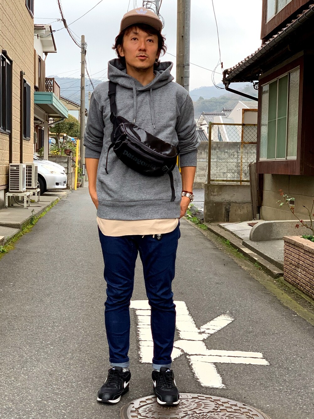 「カジュアルコーデ、スニーカー、ブラック、スキニー、レイヤードスタイル、プチプラ、パーカー、アディダス、キャップ、ロングタンクトップ」｜「UUのアイテム（パーカー、グレー系）」を使った、yosukeさん（メンズ・171cm）の春コーディネートの1枚目の写真