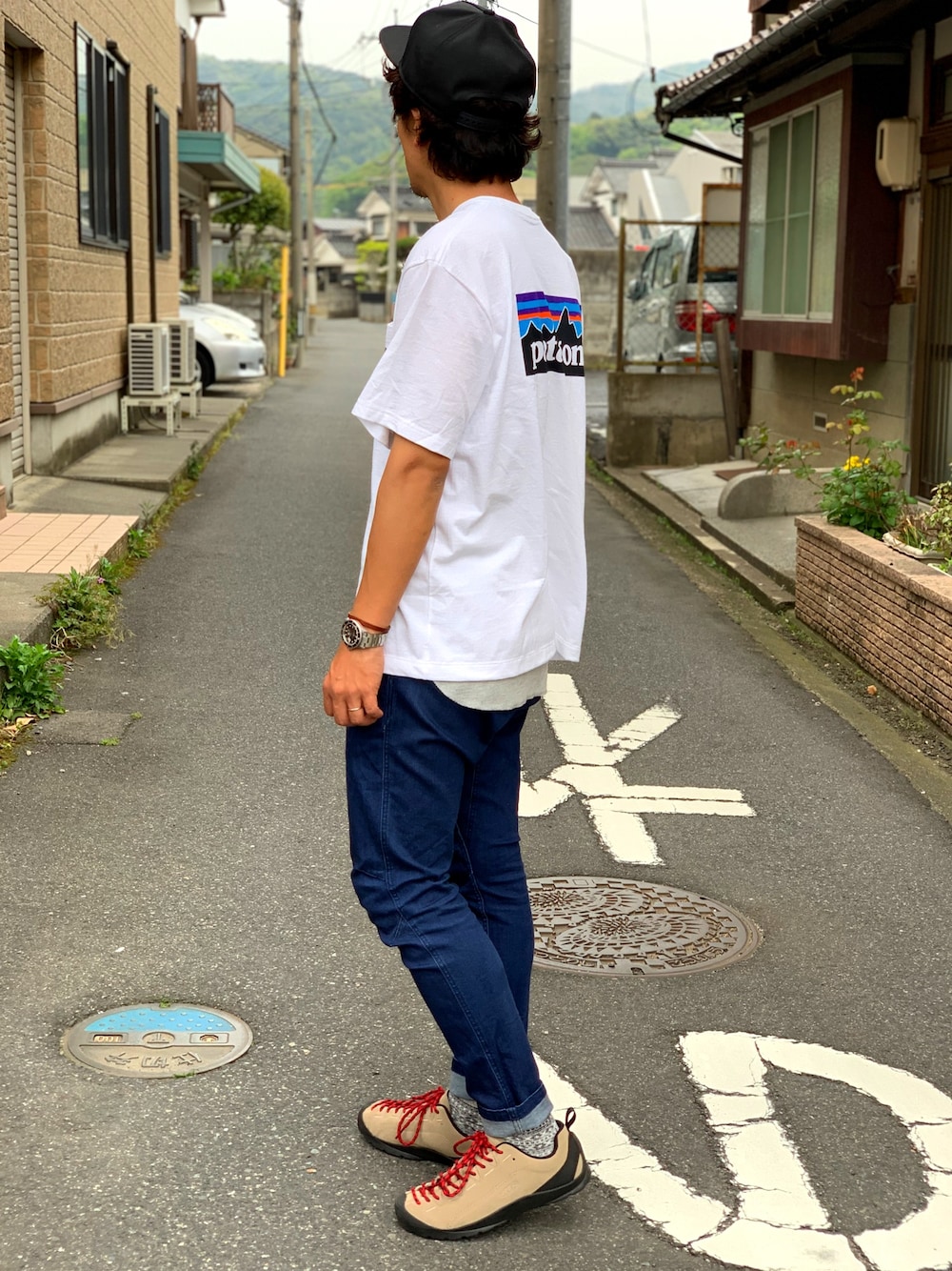 「夏コーデ、keen、patagonia、Tシャツ、ロングタンクトップ、デニム、オトナカジュアル、アウトドアスタイル、キャップ、シンプルコーデ」｜「patagoniaのアイテム（Tシャツ/カットソー、ホワイト系）」を使った、yosukeさん（メンズ・171cm）の春コーディネートの1枚目の写真