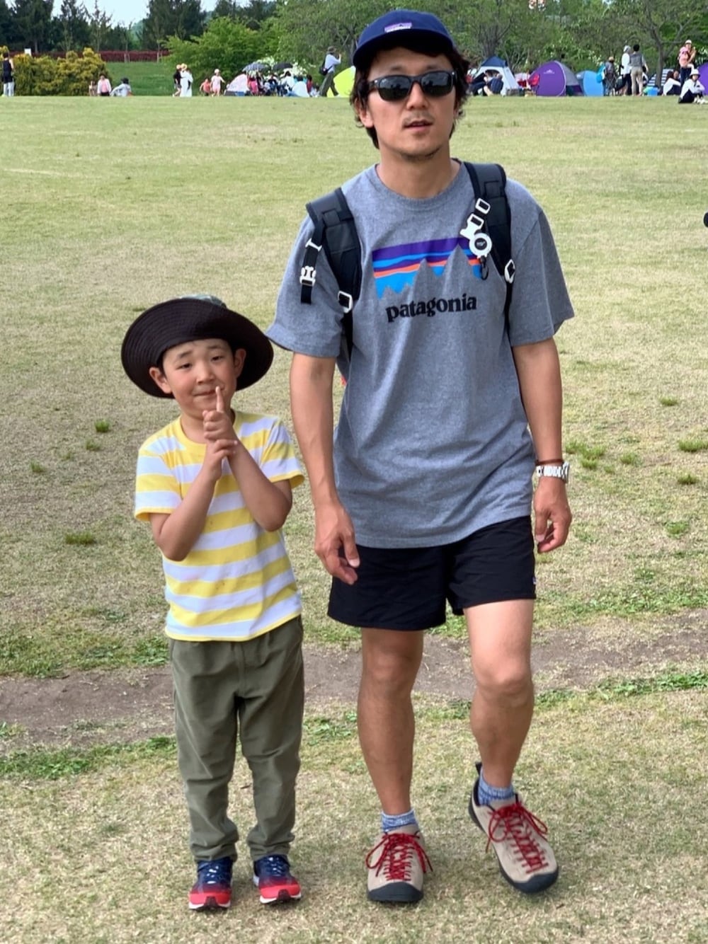 「ラフ、夏コーデ、アスレジャー、patagonia、Tシャツ、バギーショーツ、短パン、キャップ、レジャースタイル、外遊び」｜「patagoniaのアイテム（Tシャツ/カットソー、グレー系）」を使った、yosukeさん（メンズ・171cm）の春コーディネートの1枚目の写真