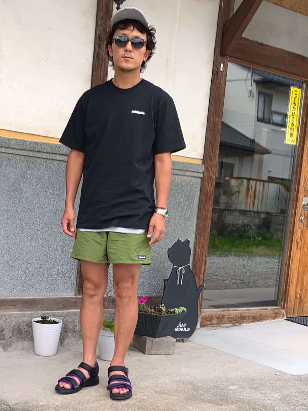 「ラフ、夏だ！Tシャツ着よう！、スポーツサンダル、ハーフパンツ、バギーショーツ、patagonia、サングラス、キャップ、カーキ、黒」｜「H&Mのアイテム（キャップ、グレー系）」を使った、yosukeさん（メンズ・170cm）の夏コーディネートの1枚目の写真