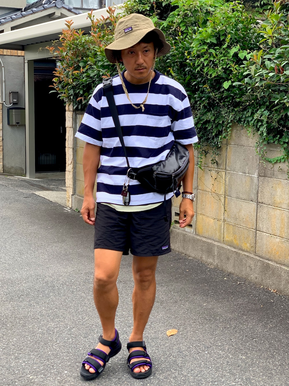 「夏のボーダーフェス、休日スタイル、Tシャツ、ハーフパンツ、patagonia、夏コーデ、スポサン、プチプラ、アウトドアスタイル、シンプルコーデ」｜「patagoniaのアイテム（ハット、ベージュ系）」を使った、yosukeさん（メンズ・171cm）の夏コーディネートの1枚目の写真