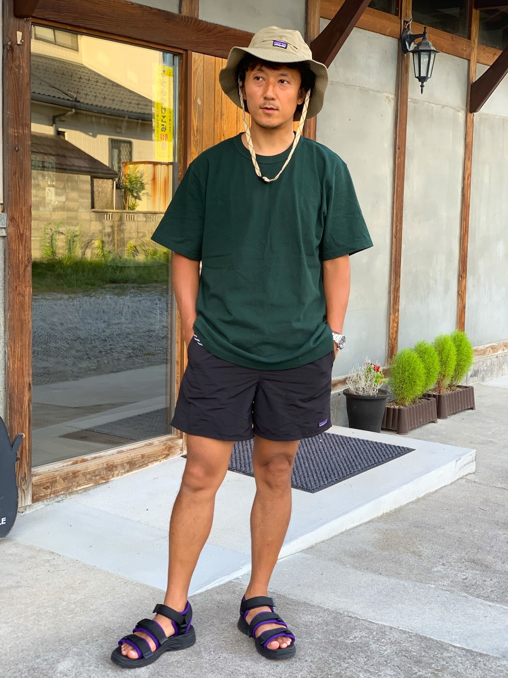 「シンプル、大人カジュアル、休日スタイル、プチプラコーデ、夏コーデ、UNIQLO、patagonia、ハット、スポーツサンダル、Tシャツ」｜「UUのアイテム（Tシャツ/カットソー、グリーン系）」を使った、yosukeさん（メンズ・171cm）の夏コーディネートの1枚目の写真