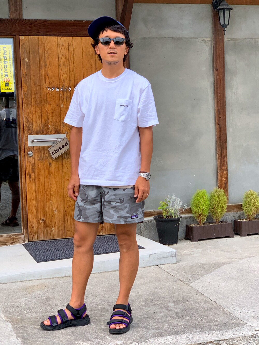 「夏、夏だ！Tシャツ着よう！、白Tシャツ、サングラス、ポケットＴシャツ、patagonia、バギーパンツ、キャップ、シンプルコーデ、ショーツ」｜「patagoniaのアイテム（Tシャツ/カットソー、ホワイト系）」を使った、yosukeさん（メンズ・171cm）の夏コーディネートの1枚目の写真