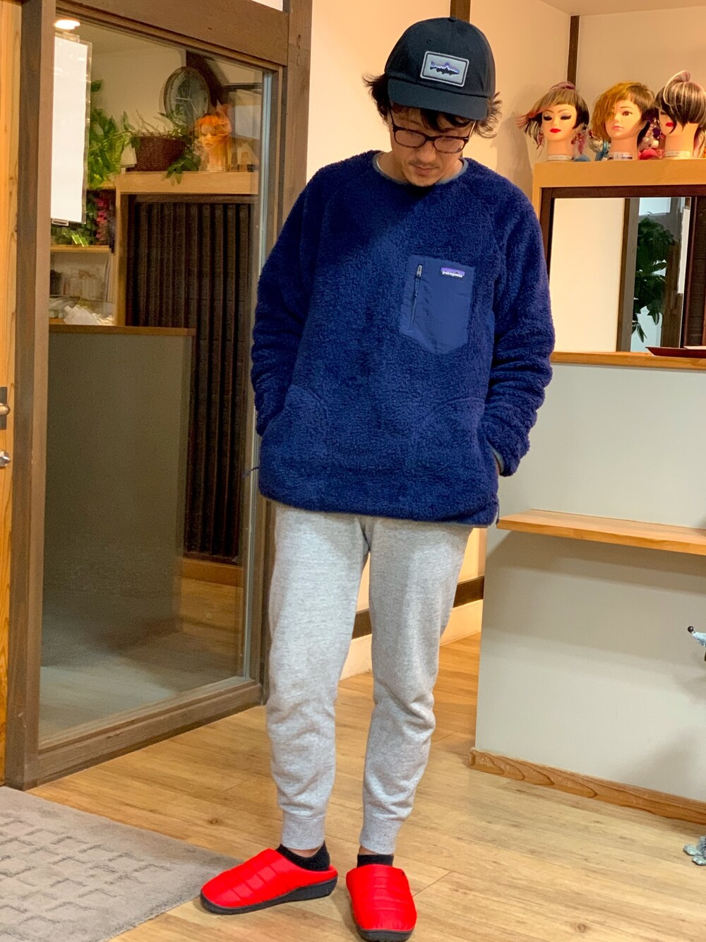 「年末WEAR感謝祭、シンプルコーデ、大人カジュアル、休日スタイル、赤、patagonia、キャップ、フリース、SUBU、プチプラ」｜「patagoniaのアイテム（その他トップス、ブルー系）」を使った、yosukeさん（メンズ・171cm）の冬コーディネートの1枚目の写真