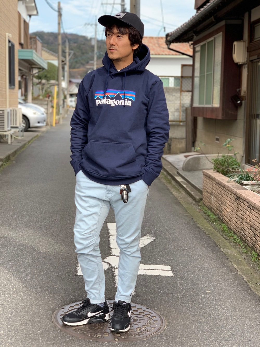 「オーバーサイズ、シンプル、デニムパンツ、秋冬コーデ、patagonia、パーカー、キャップ、黒、ネイビー、エアマックス90」｜「patagoniaのアイテム（キャップ、ブラック系）」を使った、yosukeさん（メンズ・171cm）の冬コーディネートの1枚目の写真