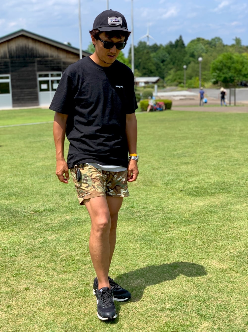「Tシャツ、スニーカー、春夏コーデ、サングラス、ブラック、カモフラ、ハーフパンツ、ショーツ、グリップスワニー、アウトドアスタイル」｜「patagoniaのアイテム（キャップ、ブラック系）」を使った、yosukeさん（メンズ・171cm）の春コーディネートの1枚目の写真