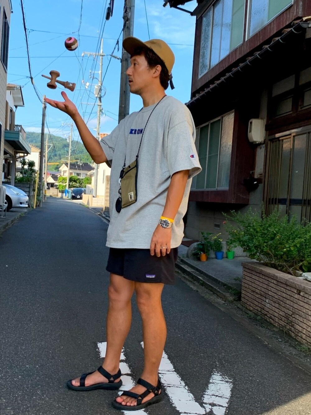 「けん玉、チャンピオン、Tシャツ、ビッグサイズ、夏、オーバーサイズ、サンダル、スポサン、patagonia、ショーツ」｜「Championのアイテム（Tシャツ/カットソー、グレー系）」を使った、yosukeさん（メンズ・171cm）の夏コーディネートの1枚目の写真