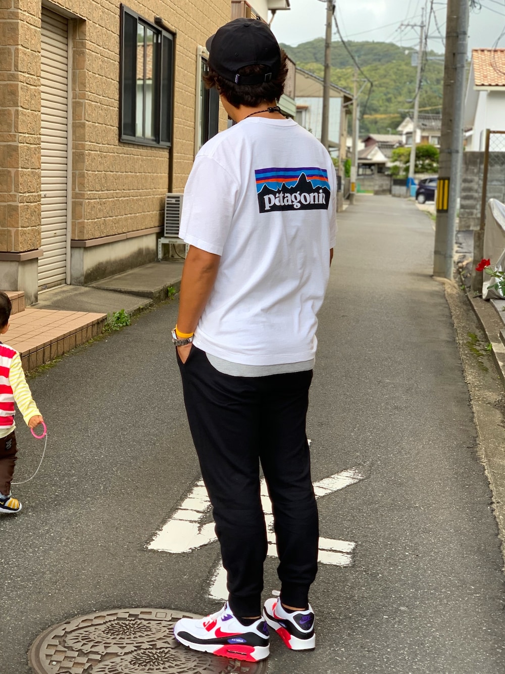 「シンプル、スニーカー、ユニクロ、patagonia、エアマックス90、エッセンシャル、スウェットパンツ、Tシャツ、ナイキスニーカー、キャップ」｜「patagoniaのアイテム（Tシャツ/カットソー、ホワイト系）」を使った、yosukeさん（メンズ・171cm）の秋コーディネートの1枚目の写真