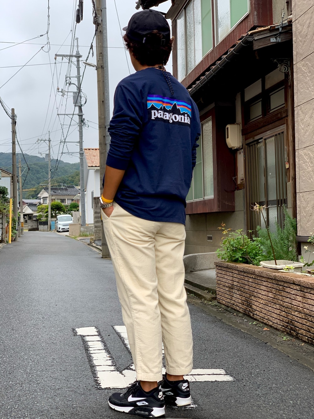 「秋のコーデ、休日スタイル、キレイめ、コーデュロイ、GU、patagonia、ロンT、ネイビー、キャップ、白パンツ」｜「patagoniaのアイテム（キャップ、ブラック系）」を使った、yosukeさん（メンズ・171cm）の秋コーディネートの1枚目の写真