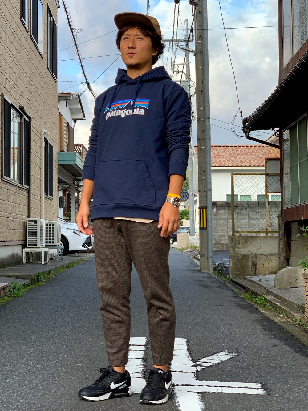 「ビッグシルエット、スニーカーコーデ、秋服準備はじめました、パーカー、patagonia、ユニクロ、ブラウン、エアマックス90、チェックパンツ、ネイビー」｜「patagoniaのアイテム（パーカー、ブルー系）」を使った、yosukeさん（メンズ・171cm）の秋コーディネートの1枚目の写真