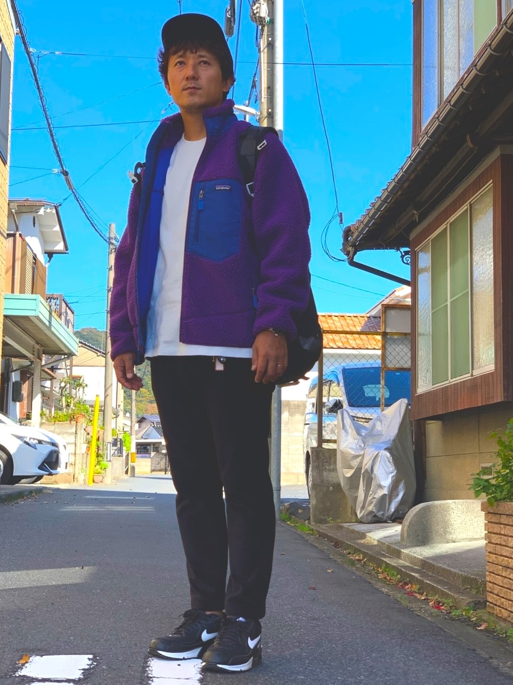 「秋冬コーデ、オトナカジュアル、patagonia、レトロX、パープル、ラフ、ボア、エアマックス90、黒、白Tシャツ」｜「patagoniaのアイテム（ジャケット/アウター、パープル系）」を使った、yosukeさん（メンズ・171cm）の秋コーディネートの1枚目の写真