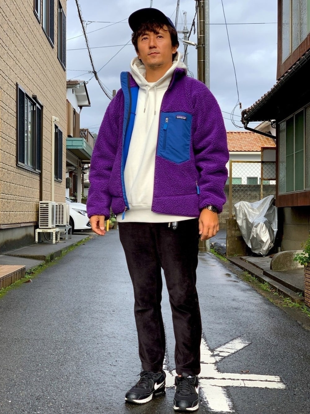 「シンプル、冬コーデ、アウトドアスタイル、スニーカー、patagonia、レトロX、パープル、エアマックス90、パーカー、白」｜「patagoniaのアイテム（ジャケット/アウター、パープル系）」を使った、yosukeさん（メンズ・171cm）の冬コーディネートの1枚目の写真