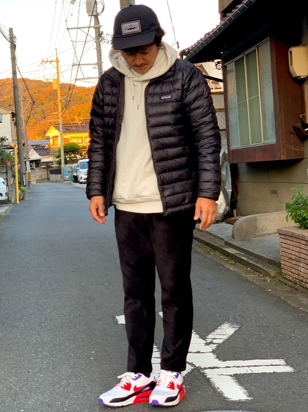 「オトナカジュアル、秋冬コーデ、ダウンジャケット、patagonia、黒、エアマックス90、ピンク、白パーカー、シンプル、キャップ」｜「patagoniaのアイテム（ダウンジャケット/コート、ブラック系）」を使った、yosukeさん（メンズ・171cm）の冬コーディネートの1枚目の写真
