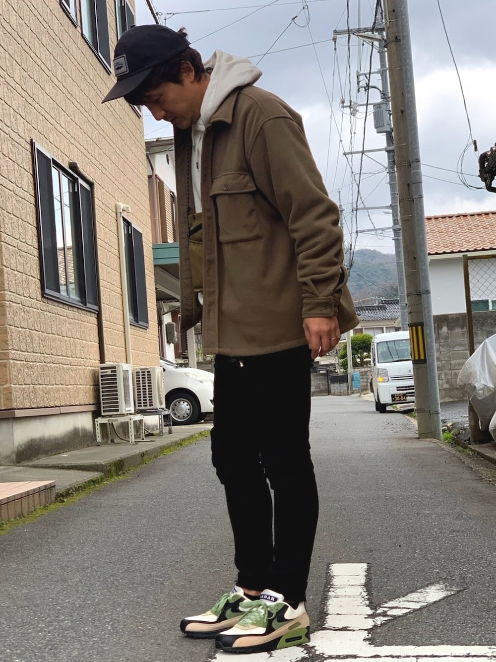 「きれいめカジュアル、スニーカー、冬コーデ、アースカラー、カーキ、エアマックス90、patagonia、キャップ、スキニーデニム、UNIQLO」｜「patagoniaのアイテム（キャップ、ブラック系）」を使った、yosukeさん（メンズ・171cm）の冬コーディネートの1枚目の写真
