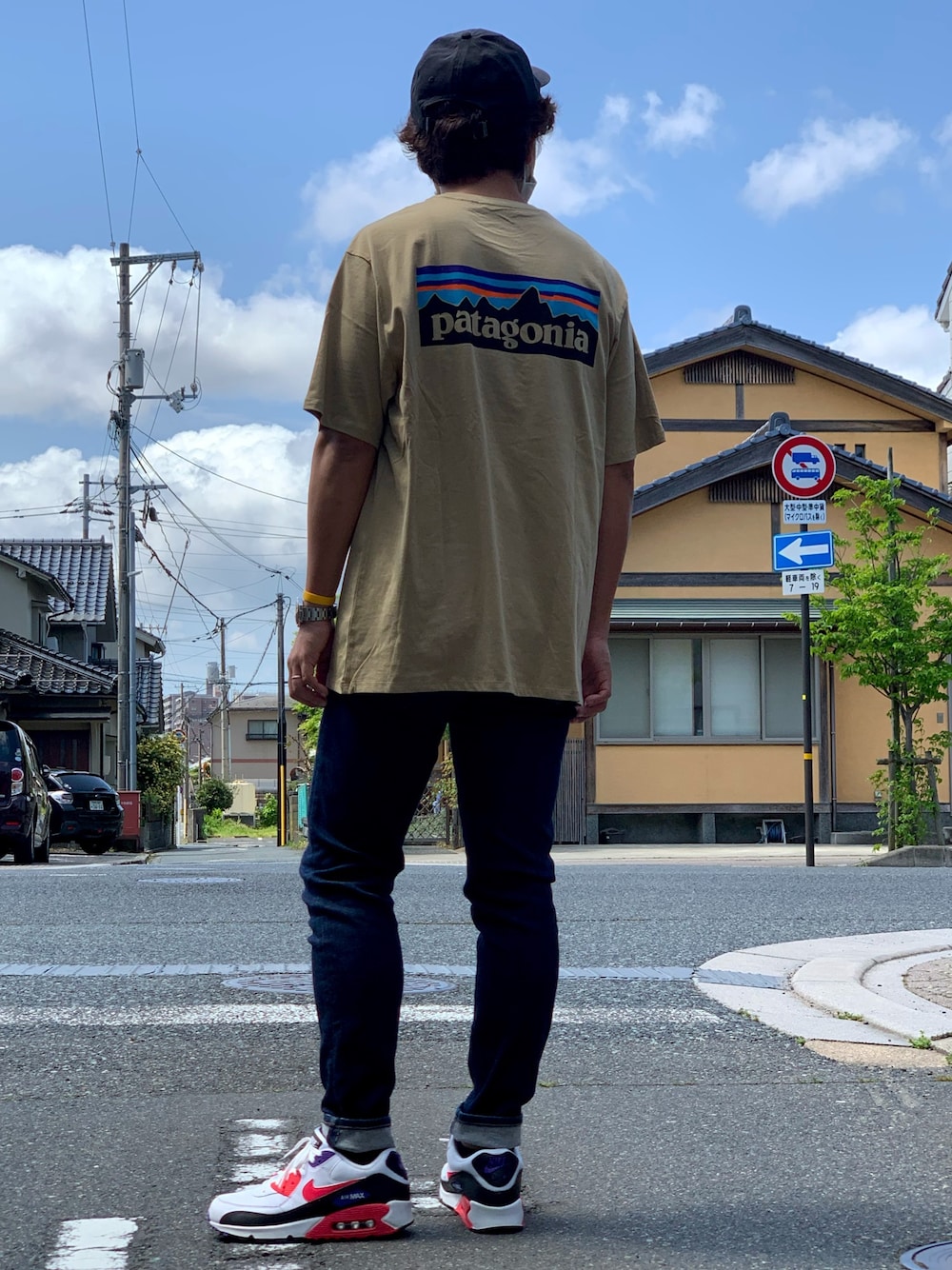 「オトナカジュアル、シンプル、休日コーデ、スキニーデニム、休日スタイル、patagonia、Tシャツ、ベージュ、エアマックス90、エッセンシャル」｜「patagoniaのアイテム（Tシャツ/カットソー、ベージュ系）」を使った、yosukeさん（メンズ・171cm）の春コーディネートの1枚目の写真