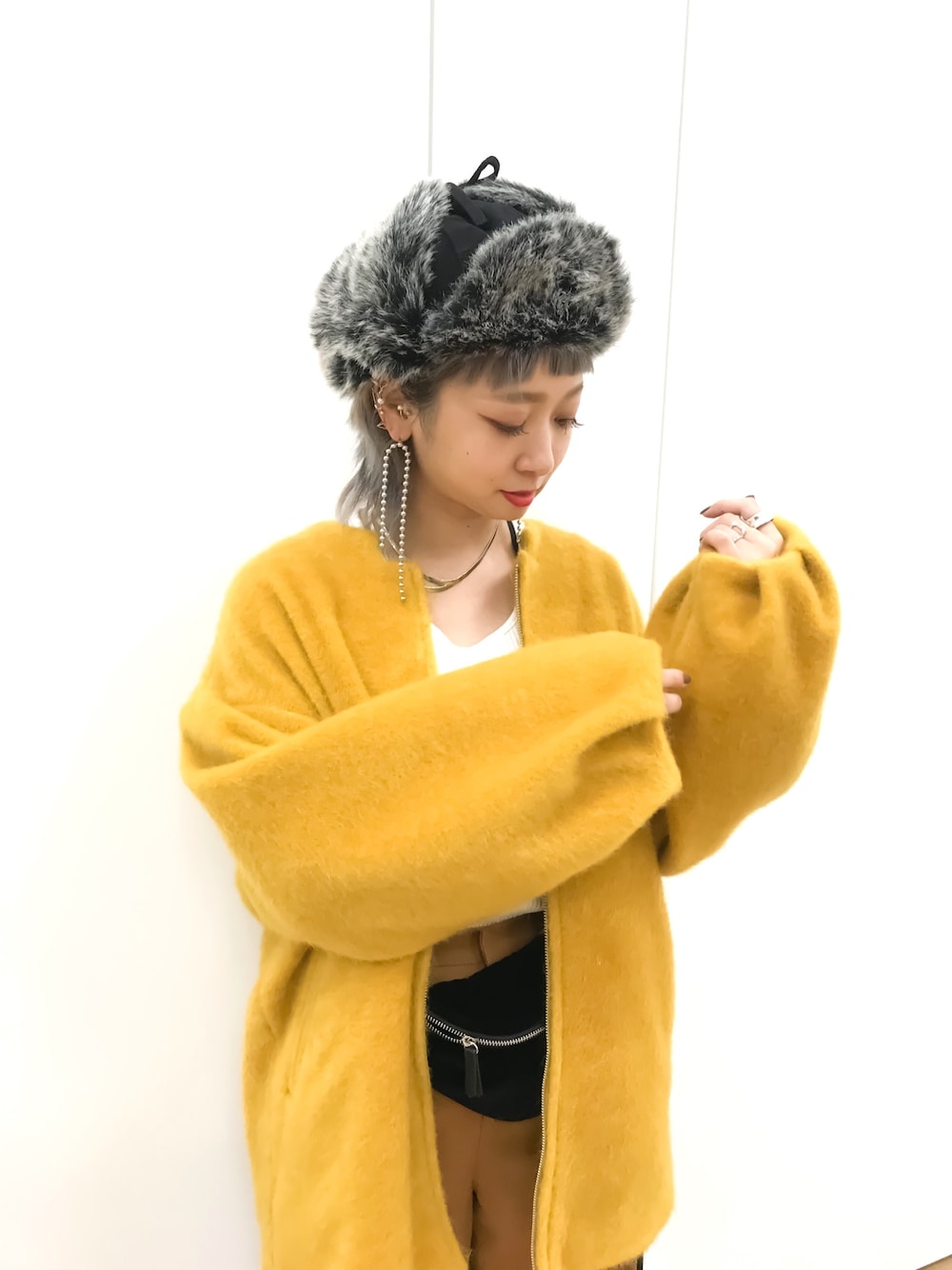 「カジュアルコーデ、秋のコーデ、今日のコーデ、オーバーサイズ、秋色、アウター、ファー小物、ブラウン、フライトキャップ、HARELADIES」｜「HAREのボールチェーンアシメピアス(HARE)（ピアス（両耳用）、シルバー系）」を使った、HIROSE/HAREさん（レディース・157cm）の秋コーディネートの1枚目の写真