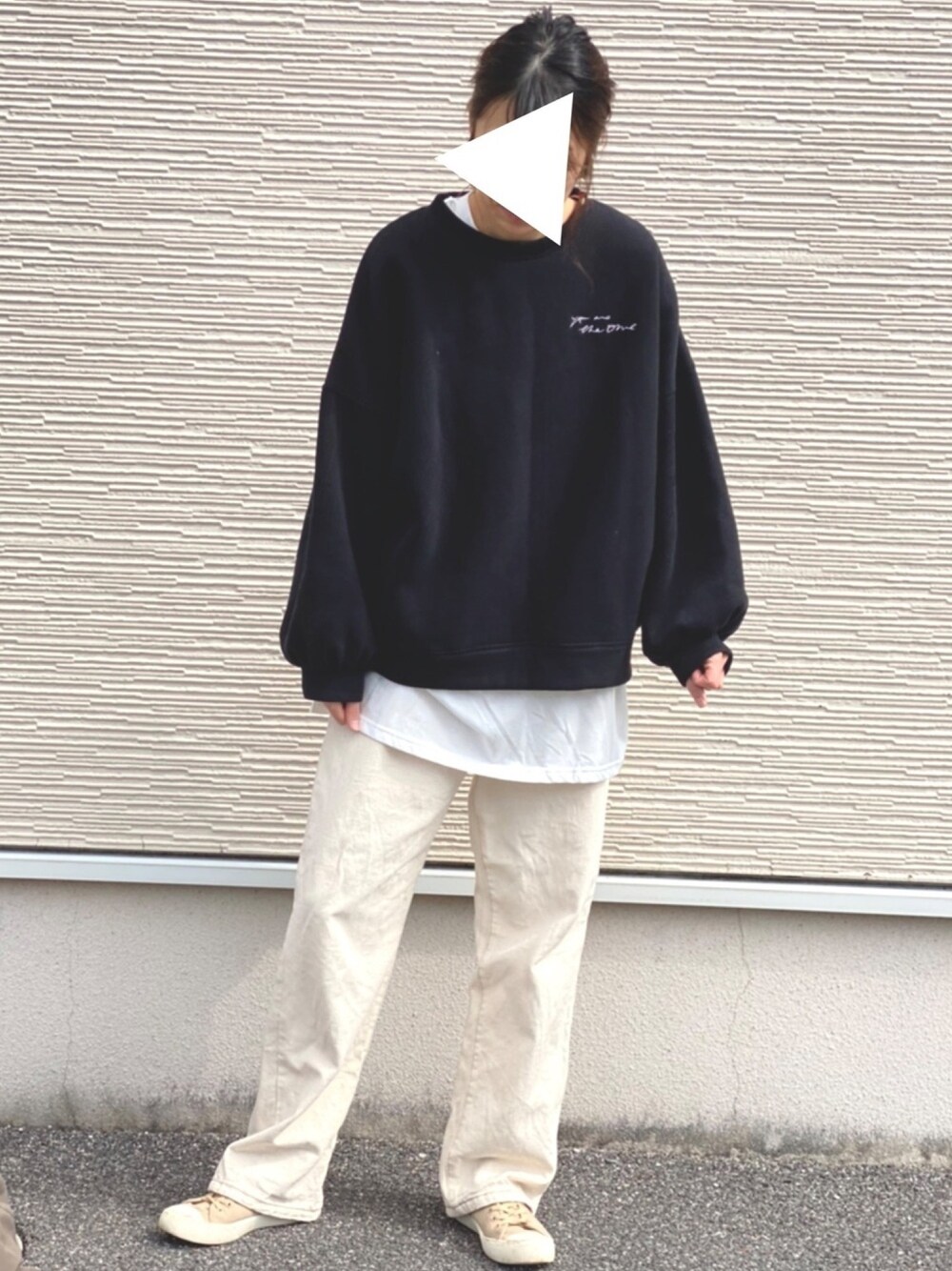 ホワイト系のデニムパンツ、ホワイト系のTシャツ/カットソー、ブラック系のその他パンツを着用したレディースの冬コーディネートの1枚目の写真