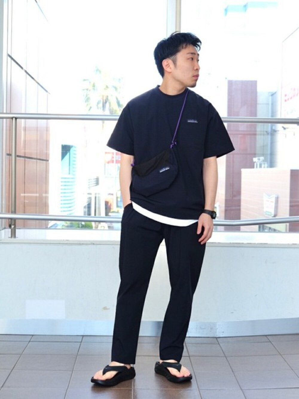 ブラック系のTシャツ/カットソー、ホワイト系のTシャツ/カットソー、ブラック系のサンダルを着用したメンズの春コーディネートの1枚目の写真