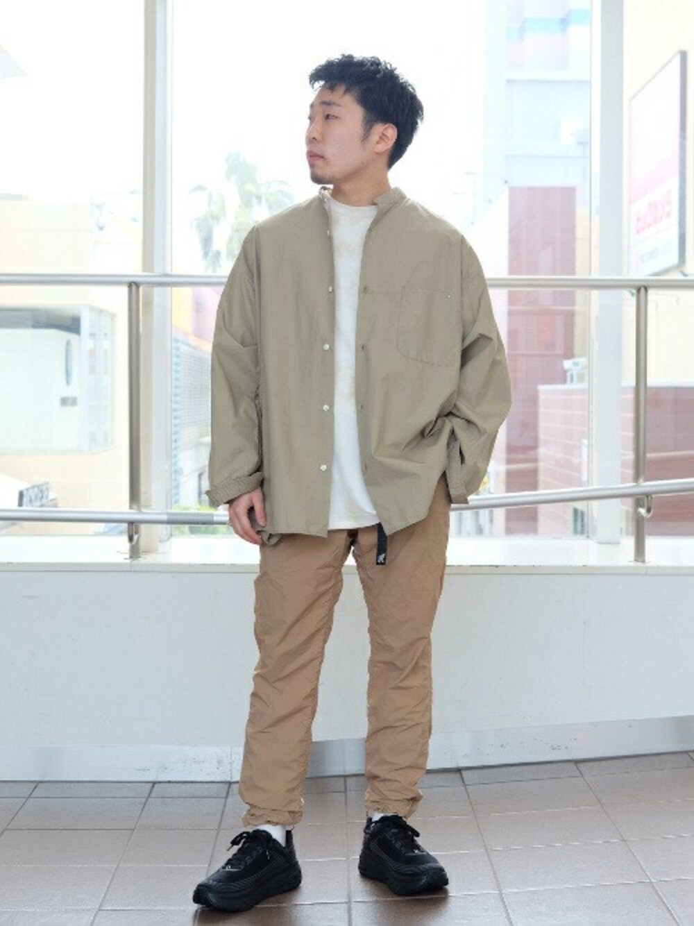 ベージュ系のシャツ/ブラウス、ベージュ系のその他パンツ、ベージュ系のTシャツ/カットソーを着用したメンズの春コーディネートの1枚目の写真