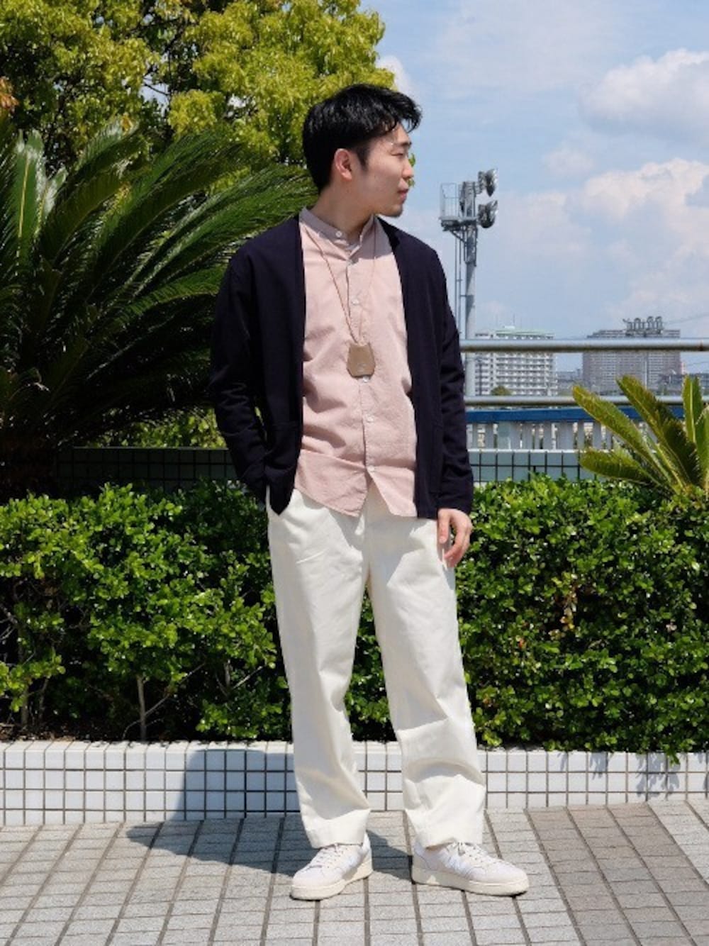 「カジュアル、ニューバランス、大人カジュアル、きれいめカジュアル、春コーデ、シャツスタイル、カジュアルコーデ、417 by EDIFICE、カーデイガン、417 EDIFICE」｜「417 EDIFICEの【SAGE / サージ】 Jersey comfort カーディガン（カーディガン/ボレロ、ブルー系）」を使った、COZYさん（メンズ・165cm）の春コーディネートの1枚目の写真