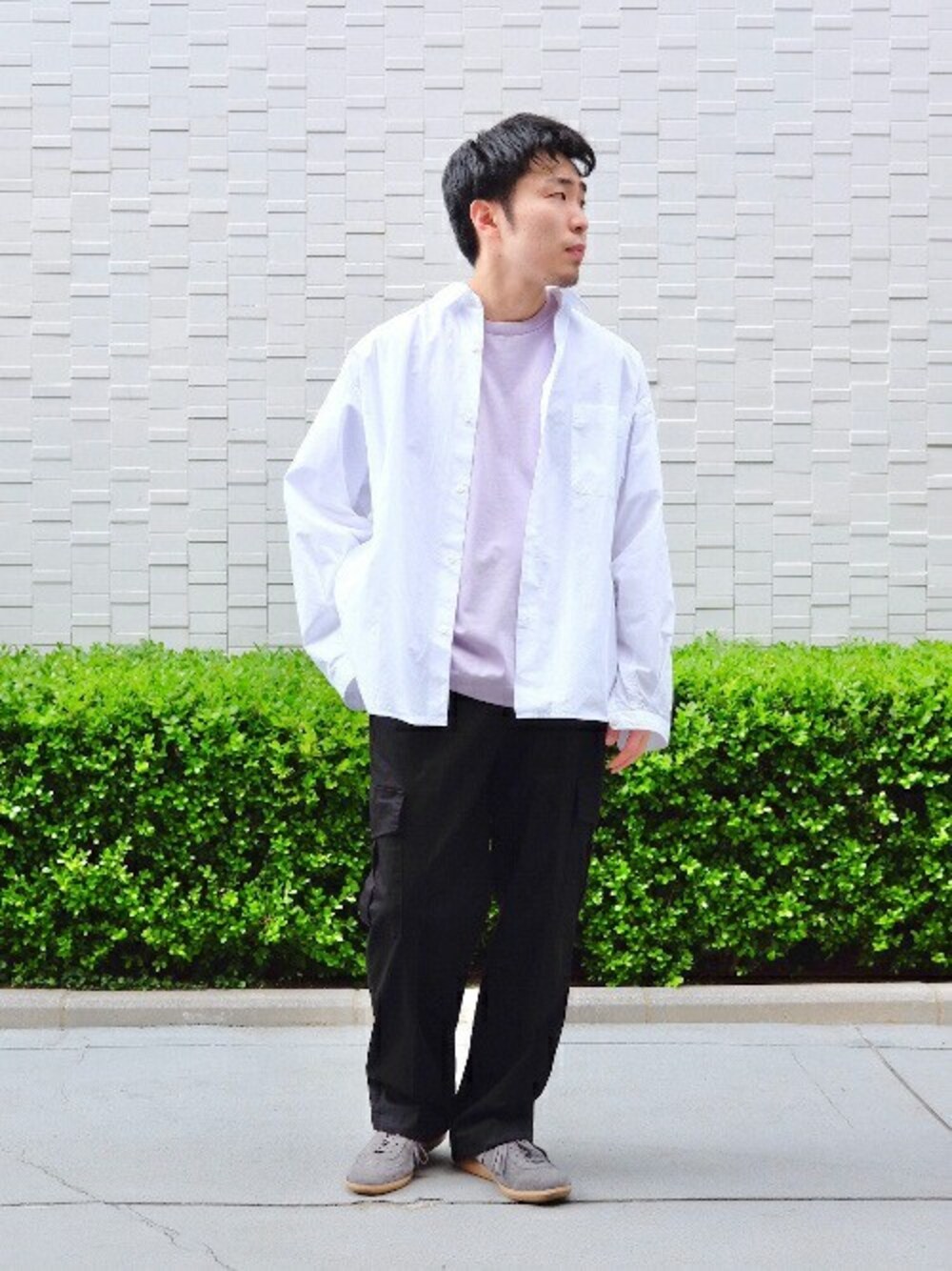 ホワイト系のシャツ/ブラウス、パープル系のTシャツ/カットソー、ブラック系のカーゴパンツを着用したメンズの春コーディネートの1枚目の写真