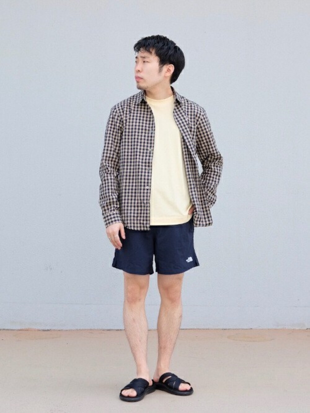 ベージュ系のシャツ/ブラウス、イエロー系のTシャツ/カットソー、ブルー系のその他パンツを着用したメンズの春コーディネートの1枚目の写真