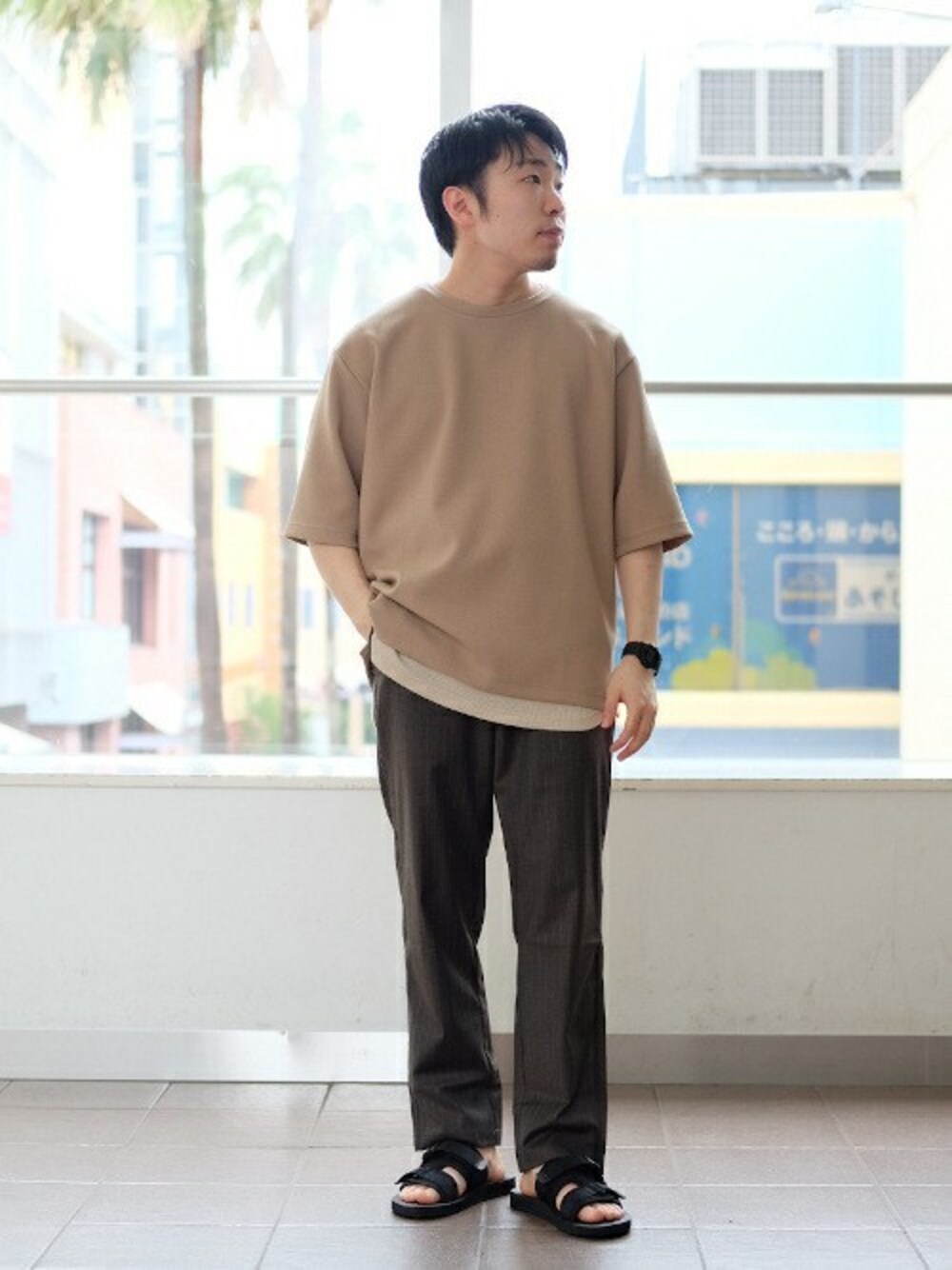 ベージュ系のTシャツ/カットソー、ベージュ系のタンクトップ、その他のその他パンツを着用したメンズの春コーディネートの1枚目の写真